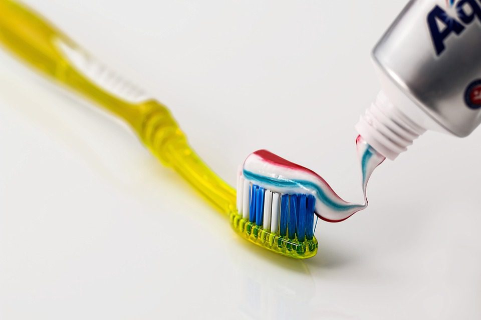 Jak si vyčistit zuby bez kartáčku - Jednoduchý Návod